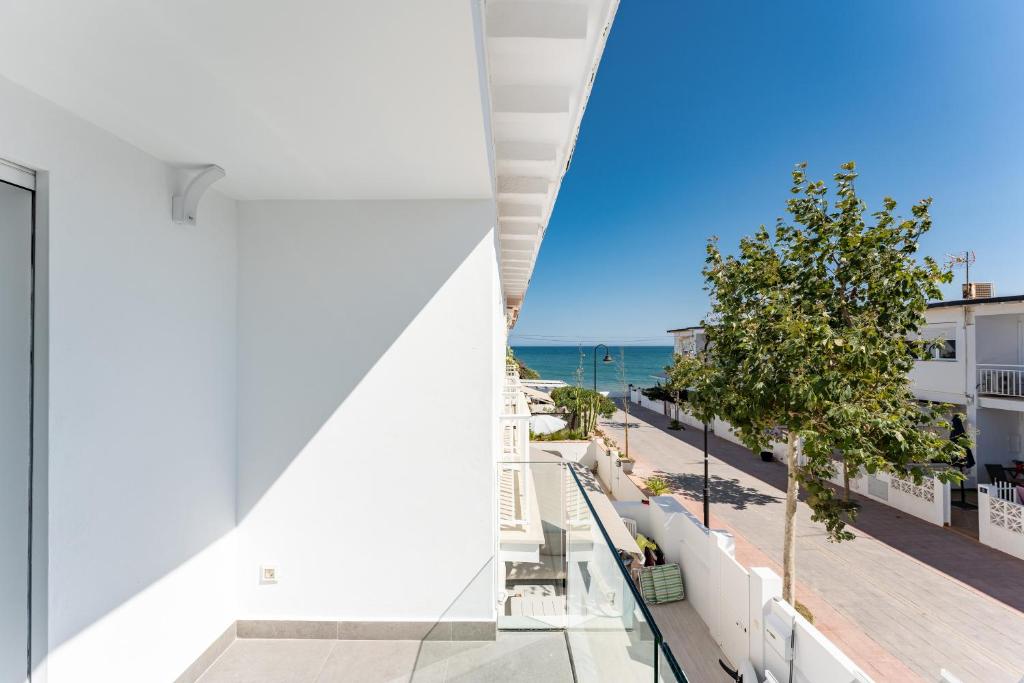 Imagen del balcón de la casa de alquiler vacacional "Mijas Beach House" en Mijas, Costa del Sol.