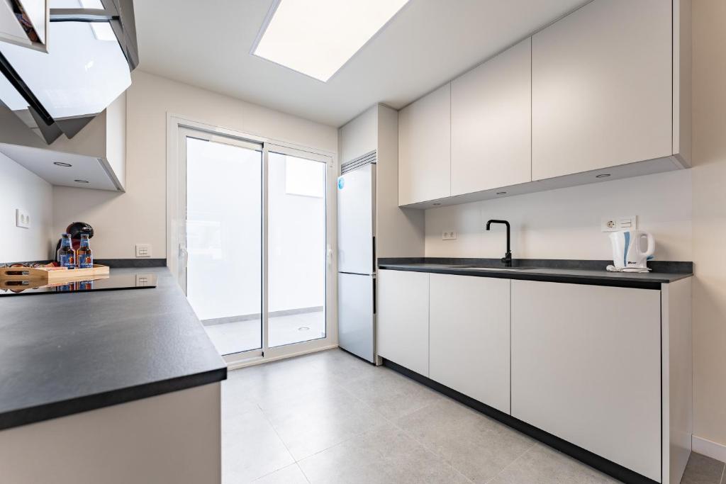 Imagen de la cocina de la casa de alquiler vacacional "Mijas Beach House" en Mijas, Costa del Sol.