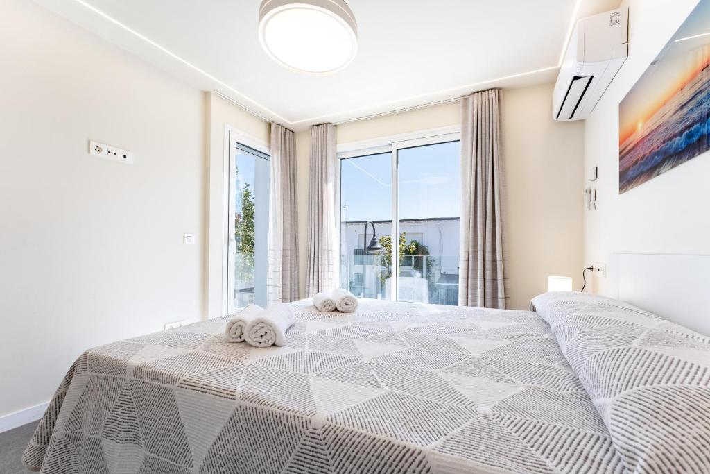 Imagen de la cama de la casa de alquiler vacacional "Mijas Beach House" en Mijas, Costa del Sol.