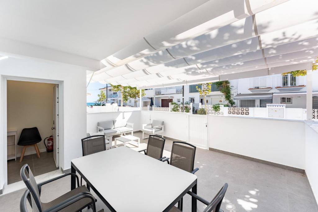 mijas-beach-house-patio-exterior-calle-00