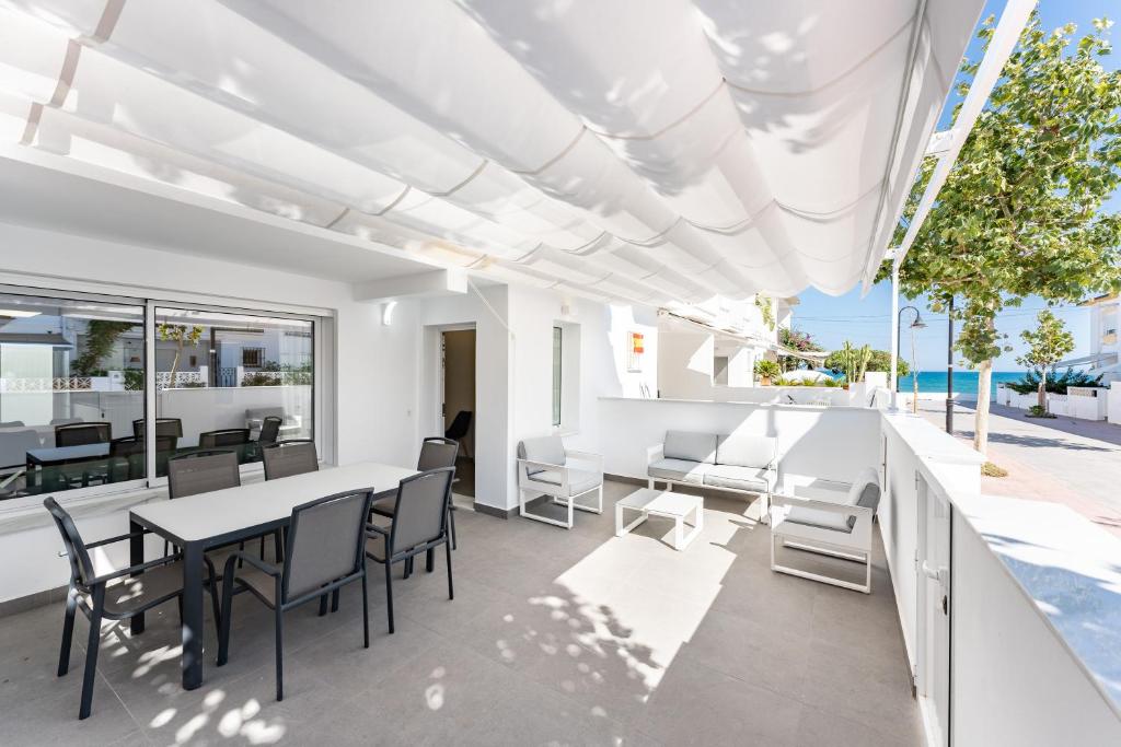 Imagen de la terraza de la casa de alquiler vacacional "Mijas Beach House" en Mijas, Costa del Sol.