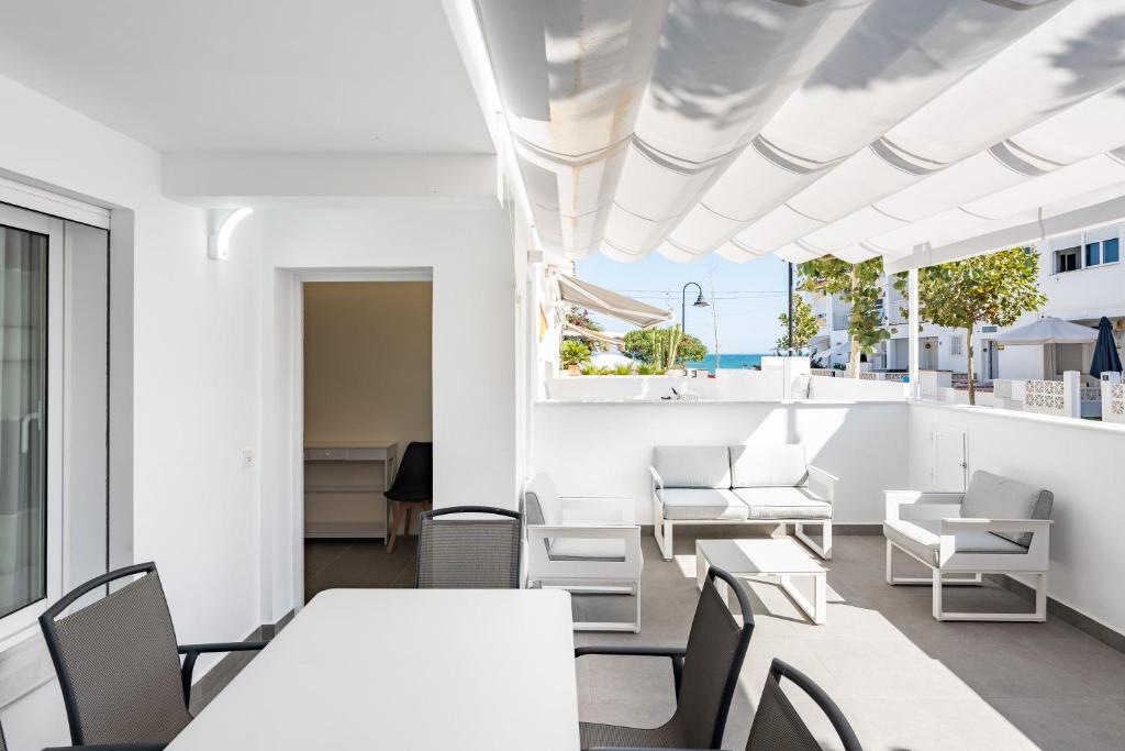 mijas-beach-house-patio-exterior-calle