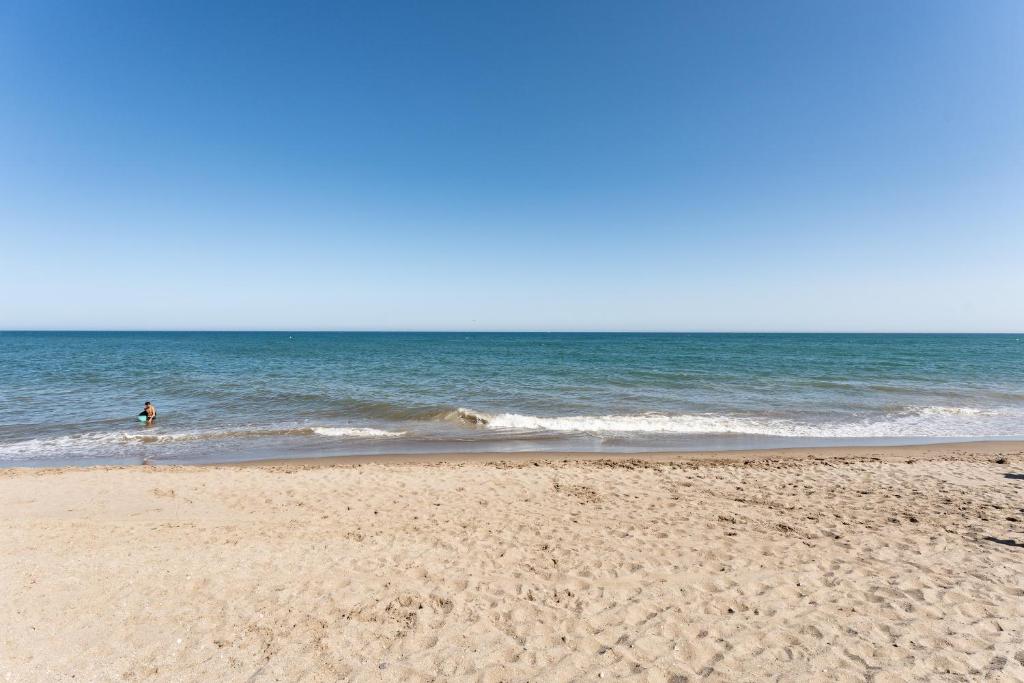 Imagen de la playa de Butibamba a metros de la casa de alquiler vacacional "Mijas Beach House".