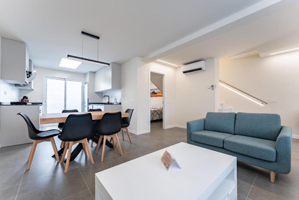 Imagen sala de estar de la casa de alquiler vacacional "Mijas Beach House" en Mijas, Costa del Sol.