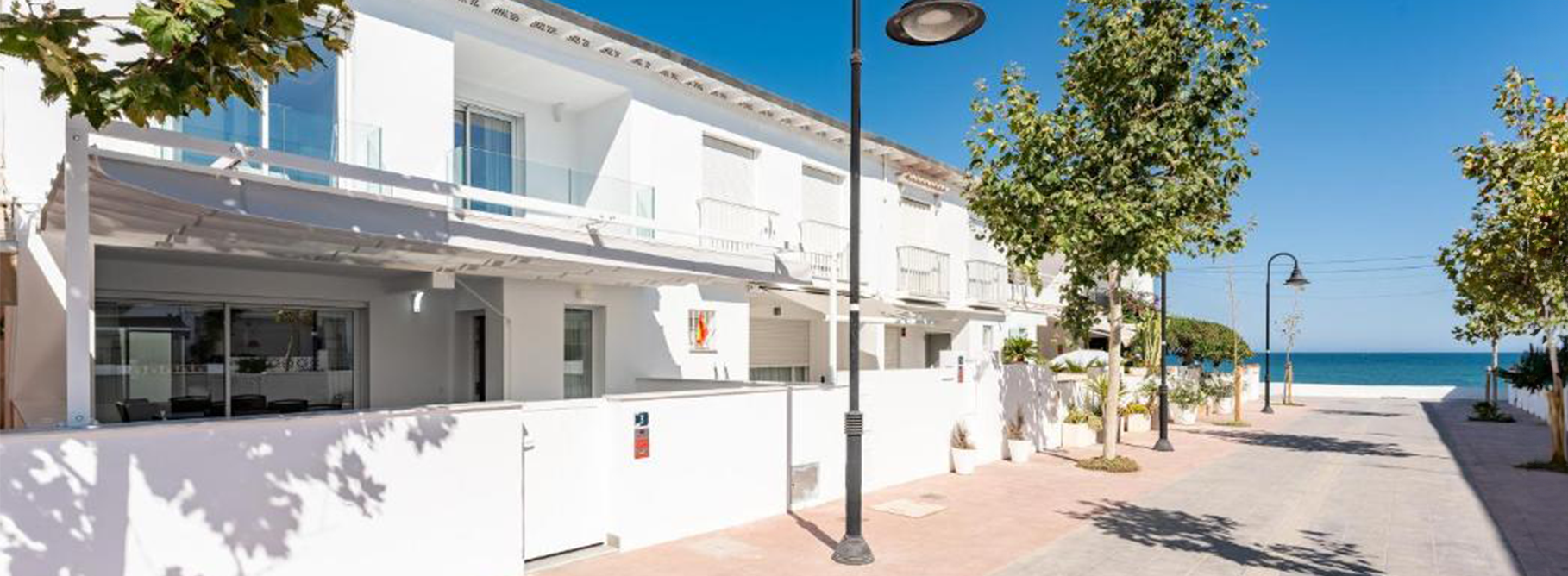 Imagen de la entrada de la casa de alquiler vacacional "Mijas Beach House" en Mijas, Costa del Sol.