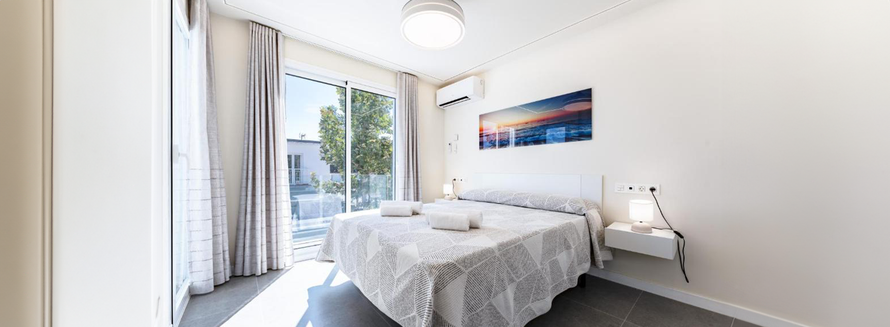 Imagen del dormitorio de la casa de alquiler vacacional "Mijas Beach House" en Mijas, Costa del Sol.