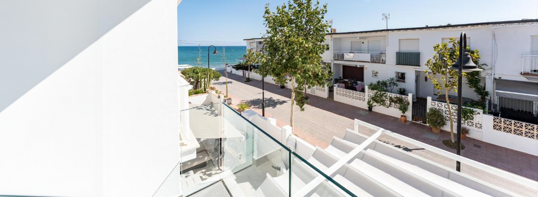 Imagen del balcón de la casa de alquiler vacacional "Mijas Beach House" en Mijas, Costa del Sol.